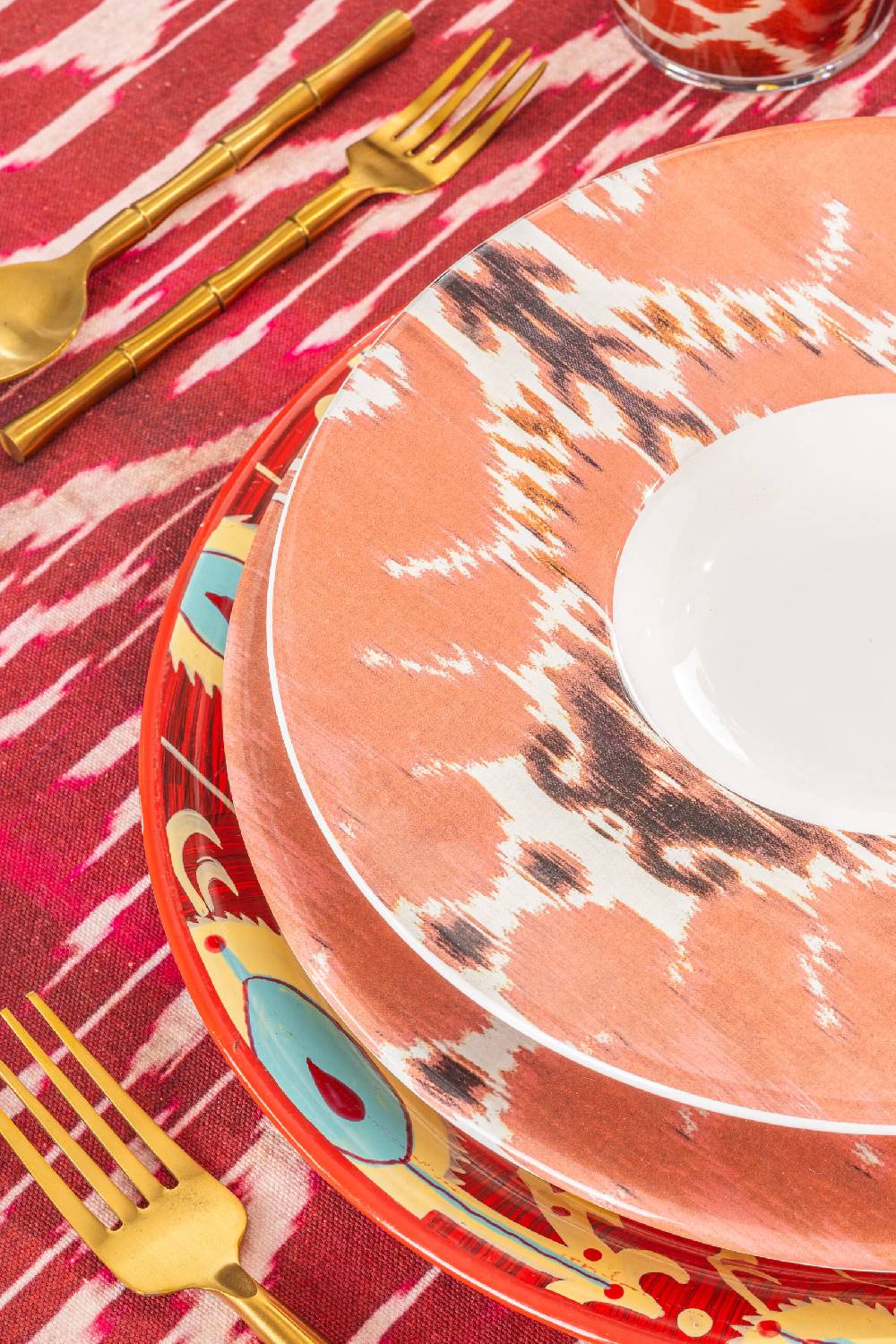 Les Ottomans Ikat ceramic plate Soddisfazione Garantita