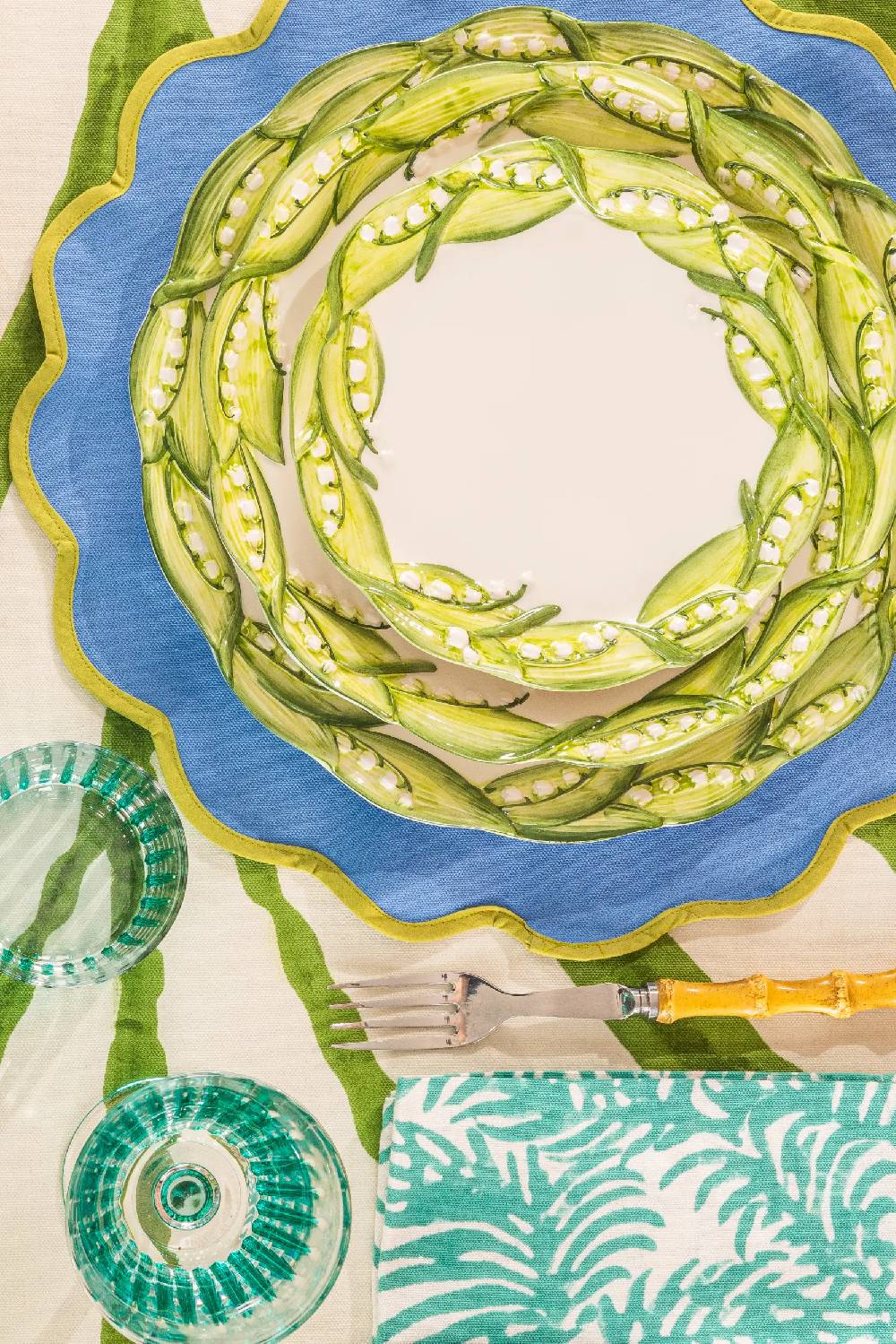 Les Ottomans Lilly of the valley handpainted ceramic charger plate Offerta Anniversario