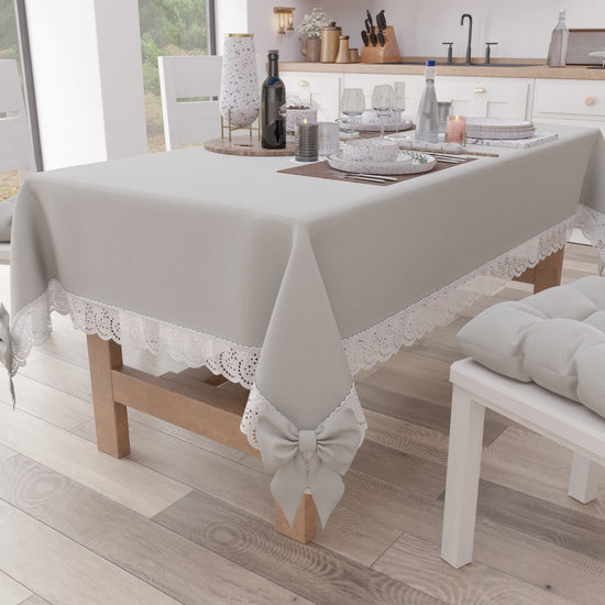 PETTI Tovaglia da Tavola Shabby Chic Copritavolo con Pizzo e Fiocchi Grigio Chiaro