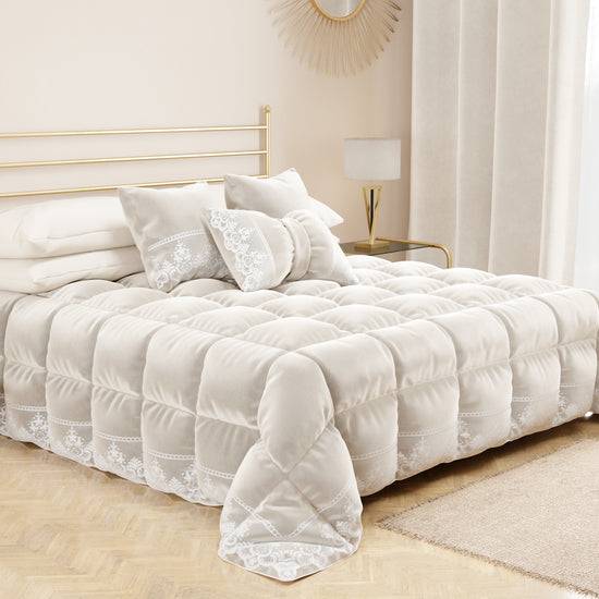 PETTI Cuscino Arredo Fiocco in Velluto e Balza con Pizzo Rebrodè 40x50 cm, Cuscino divano Bianco By Sissy Vendita Economica