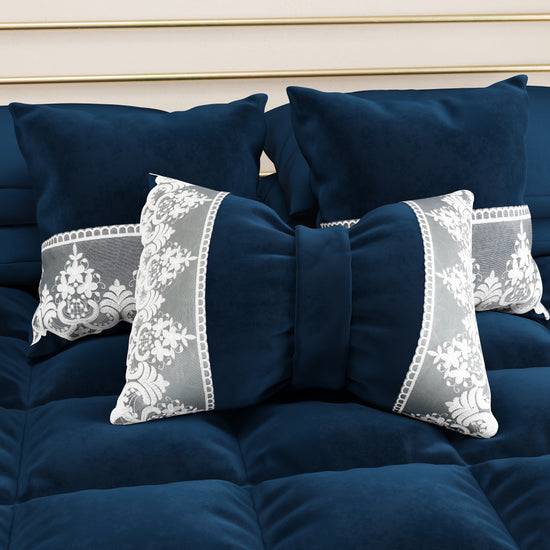 PETTI Cuscino Arredo Fiocco in Velluto e Balza con Pizzo Rebrodè 40x50 cm, Cuscino divano Blu By Sissy Negozio