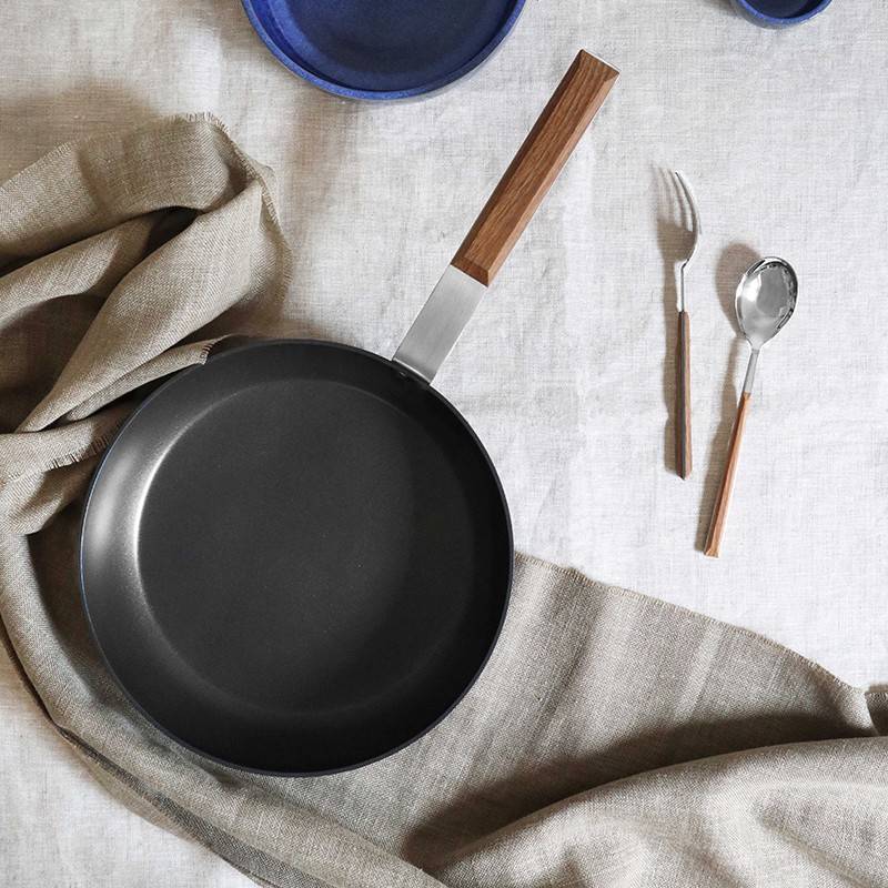 Pintinox Sushi » Padelle in alluminio forgiato con manico effetto teak Promozione
